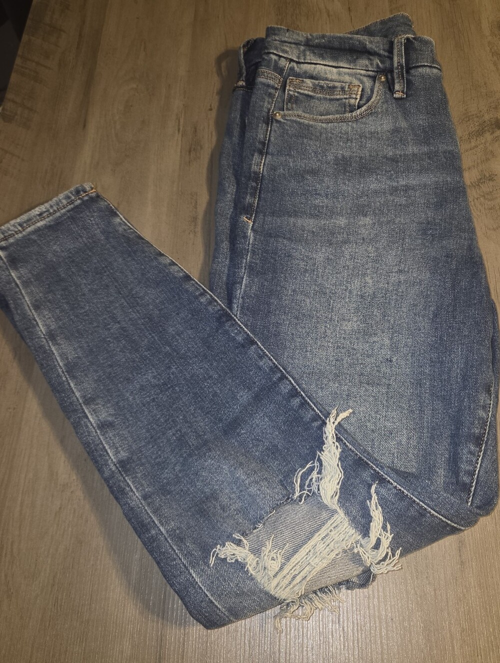 Good American Blue Skinny Jeans with Distressed Hem